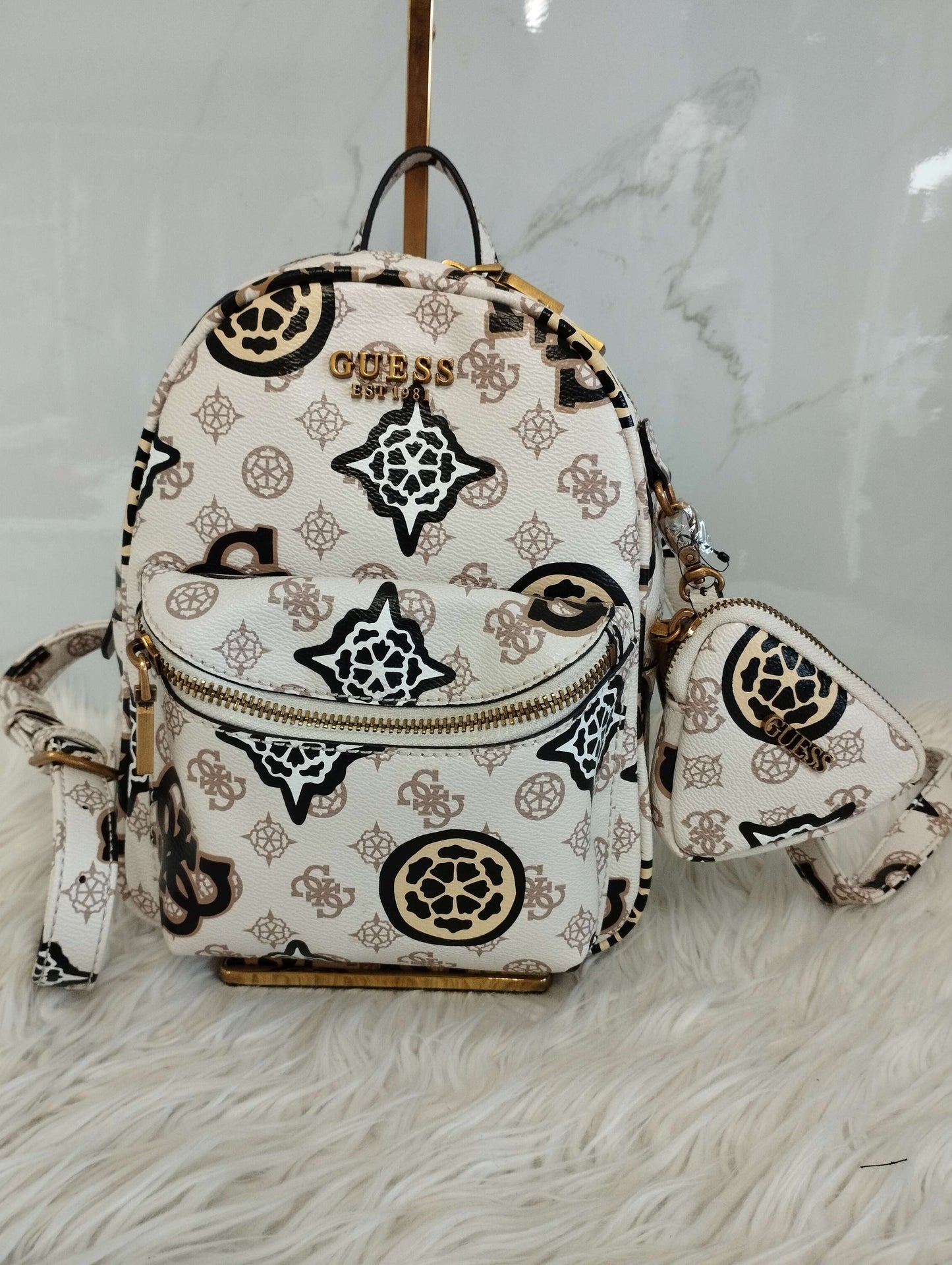 Mochila chica con bolsa de monedas marca Guess