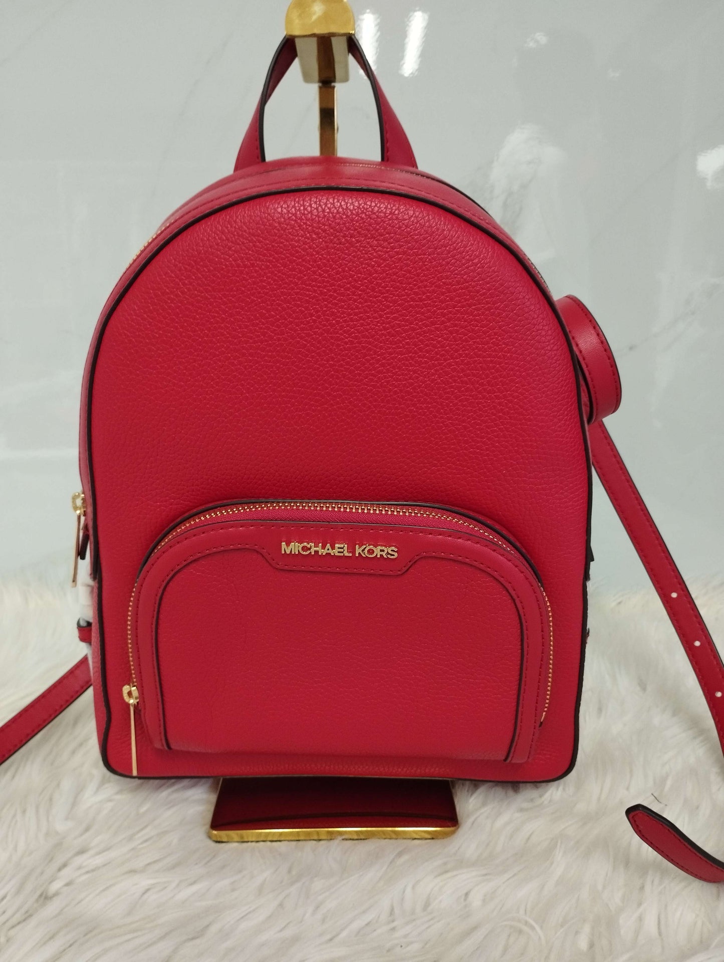 Mochila chica color rosa fucsia marca Michael Kors