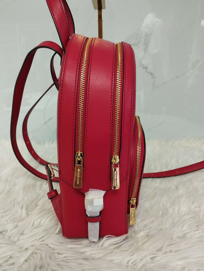 Mochila chica color rosa fucsia marca Michael Kors