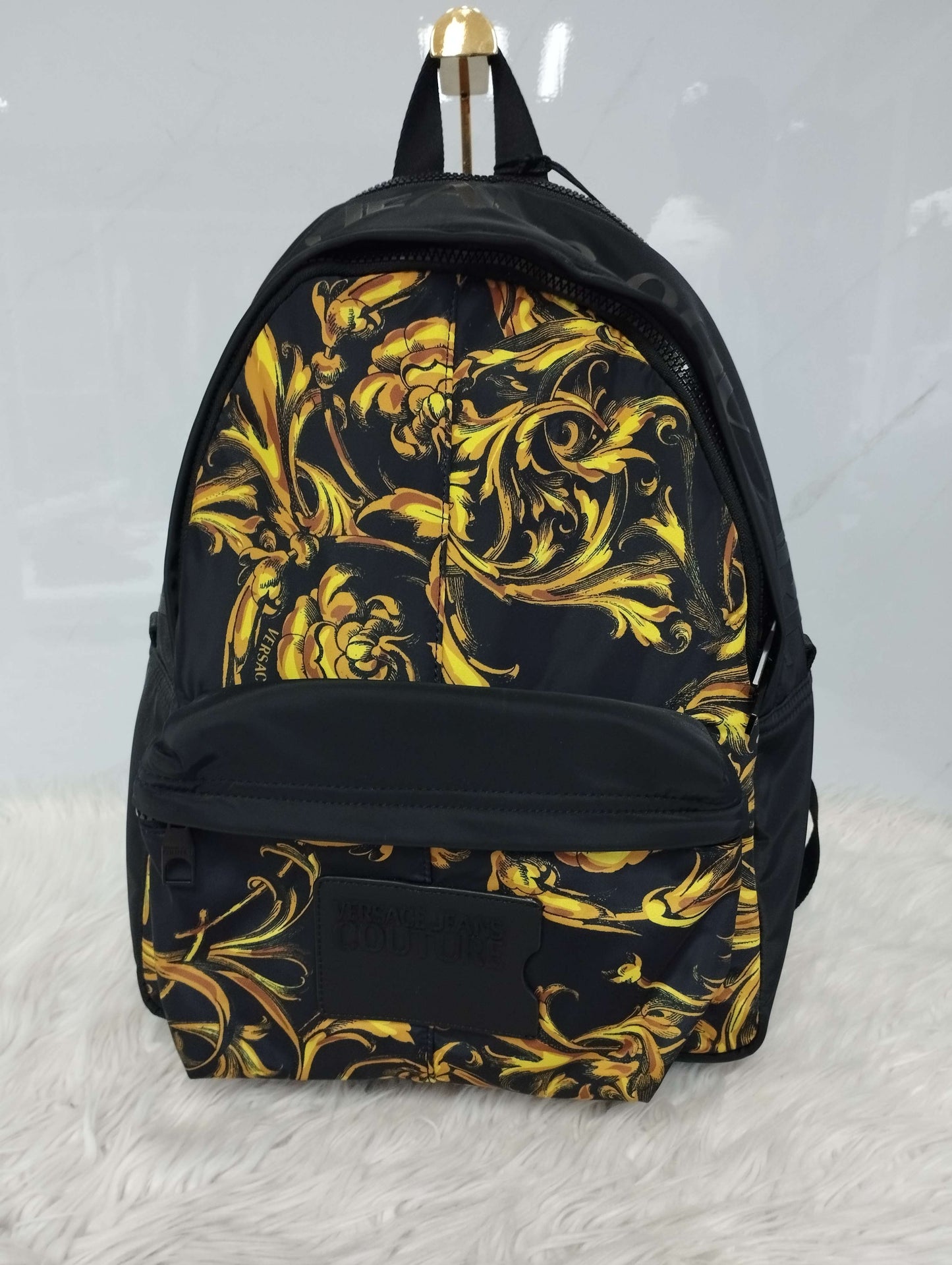 Mochila grande color negro con amarillo marca Versace