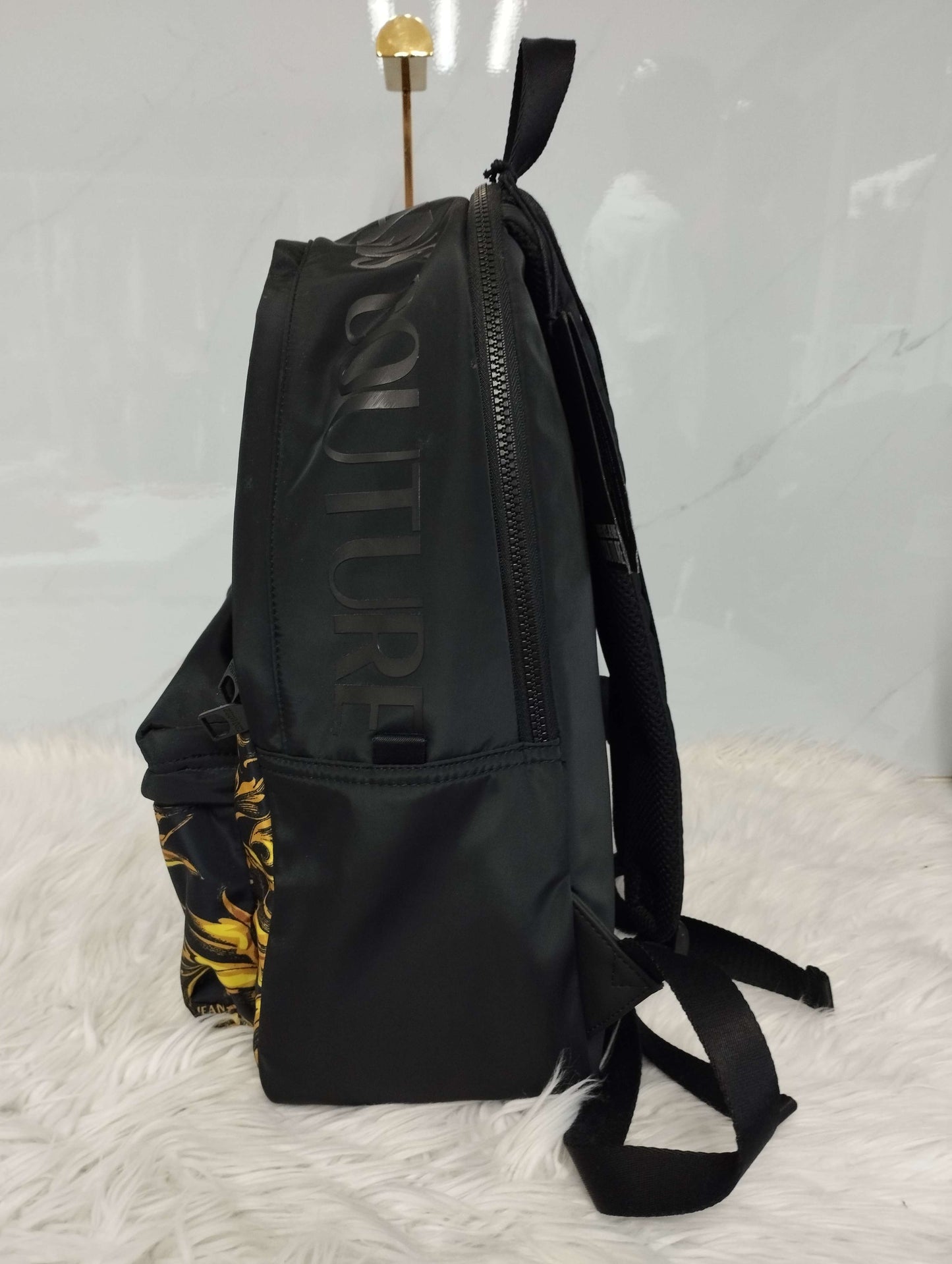 Mochila grande color negro con amarillo marca Versace