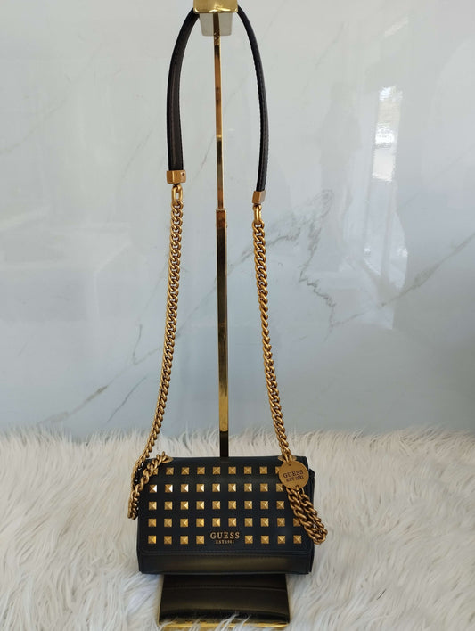 Bolsa chica color negra con remaches marca Guess