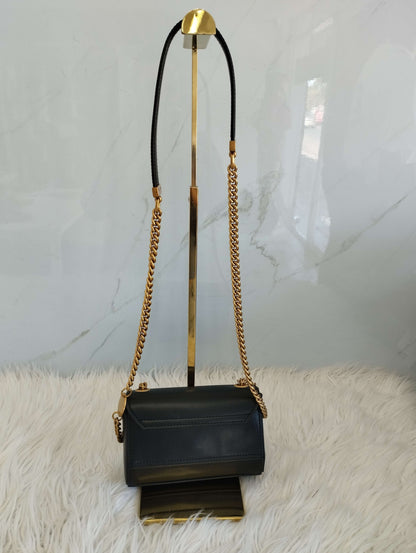 Bolsa chica color negra con remaches marca Guess