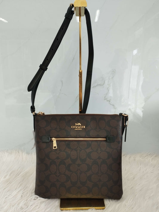 Bolsa tipo crossbody café grabada marca Coach