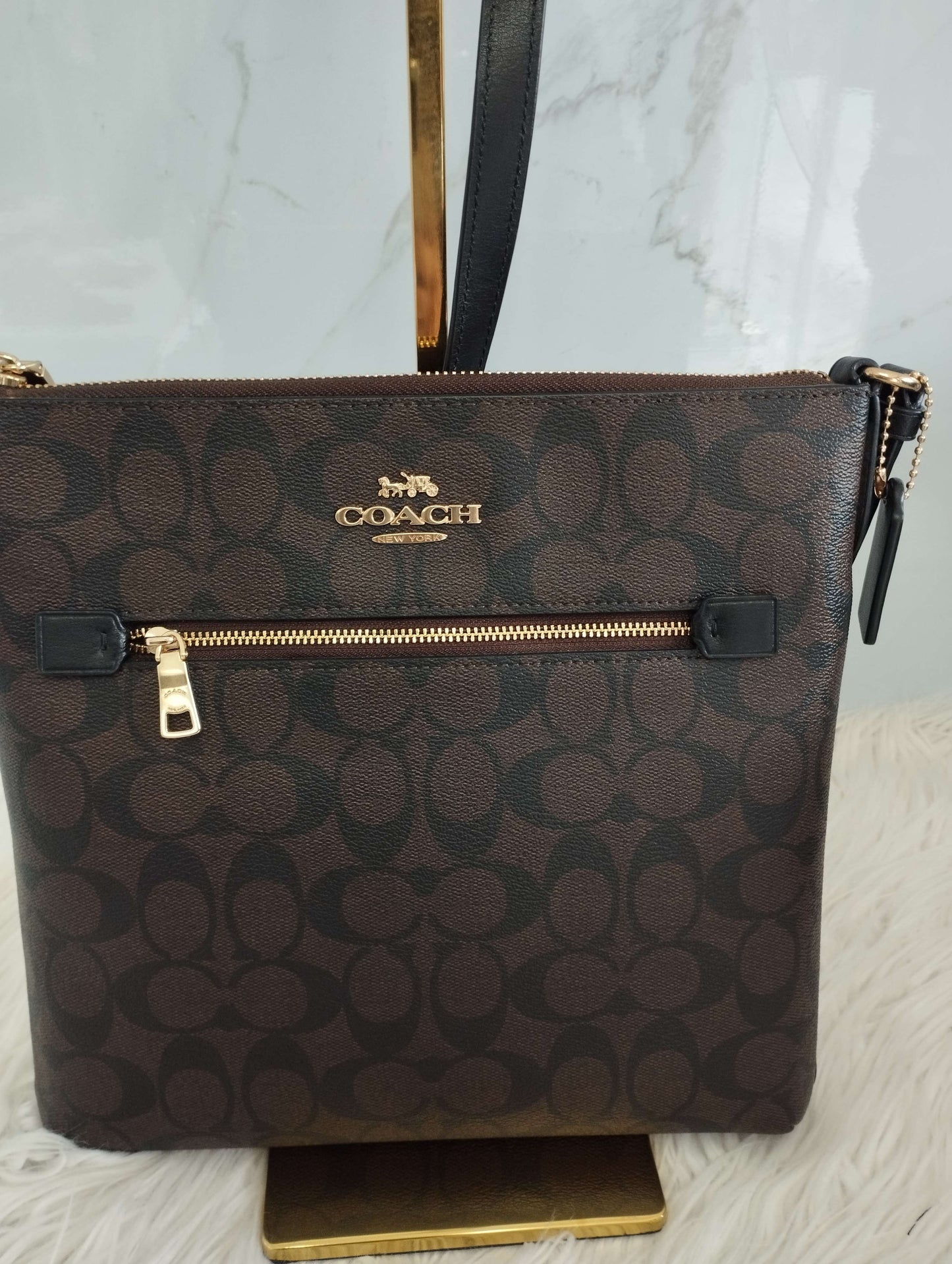 Bolsa tipo crossbody café grabada marca Coach