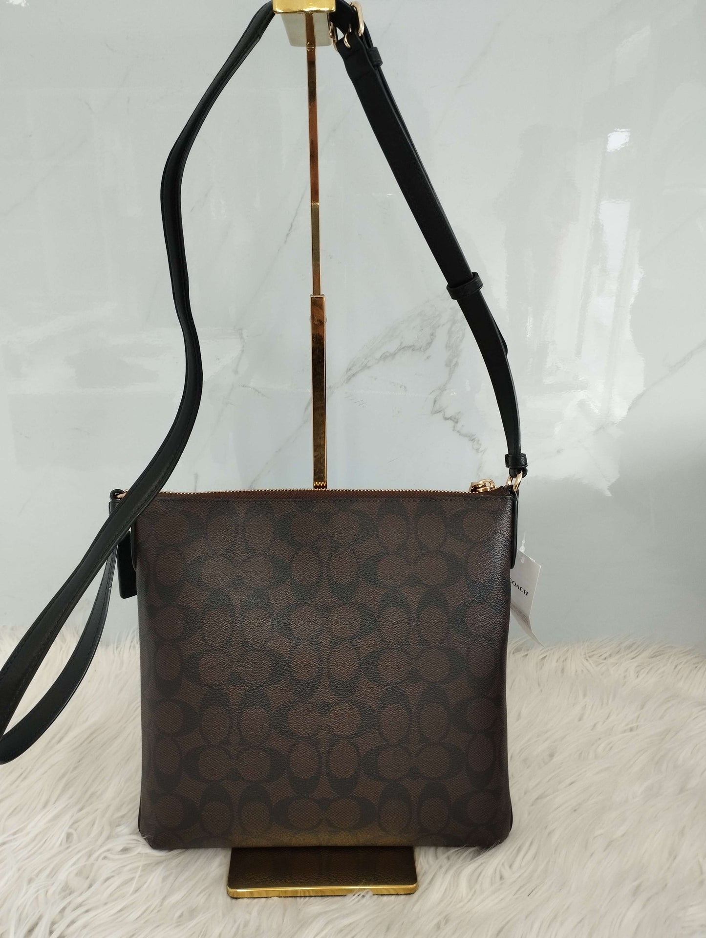 Bolsa tipo crossbody café grabada marca Coach