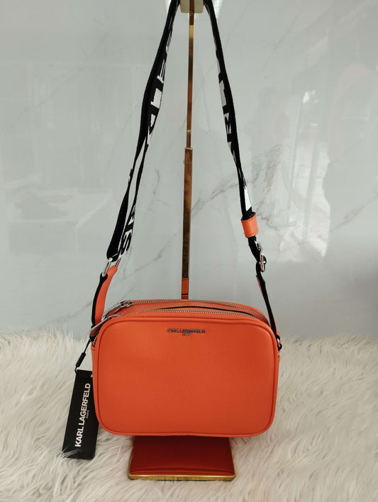 Bolsa color naranja tipo crossbody marca Karl Lagerfeld