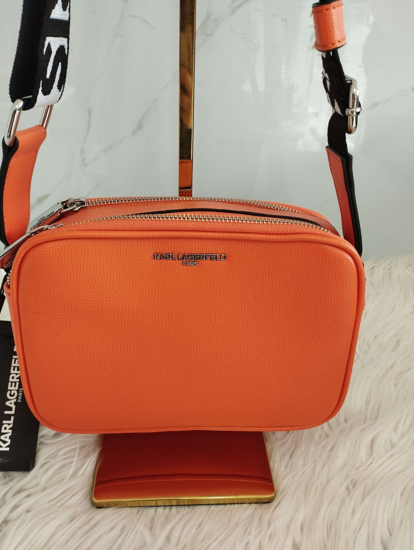 Bolsa color naranja tipo crossbody marca Karl Lagerfeld