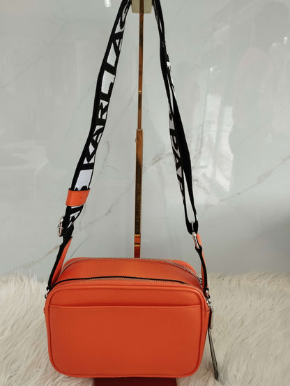 Bolsa color naranja tipo crossbody marca Karl Lagerfeld