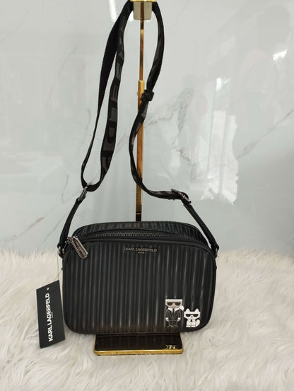 Bolsa color negro doble cierre marca Karl Lagerfeld Crossbody