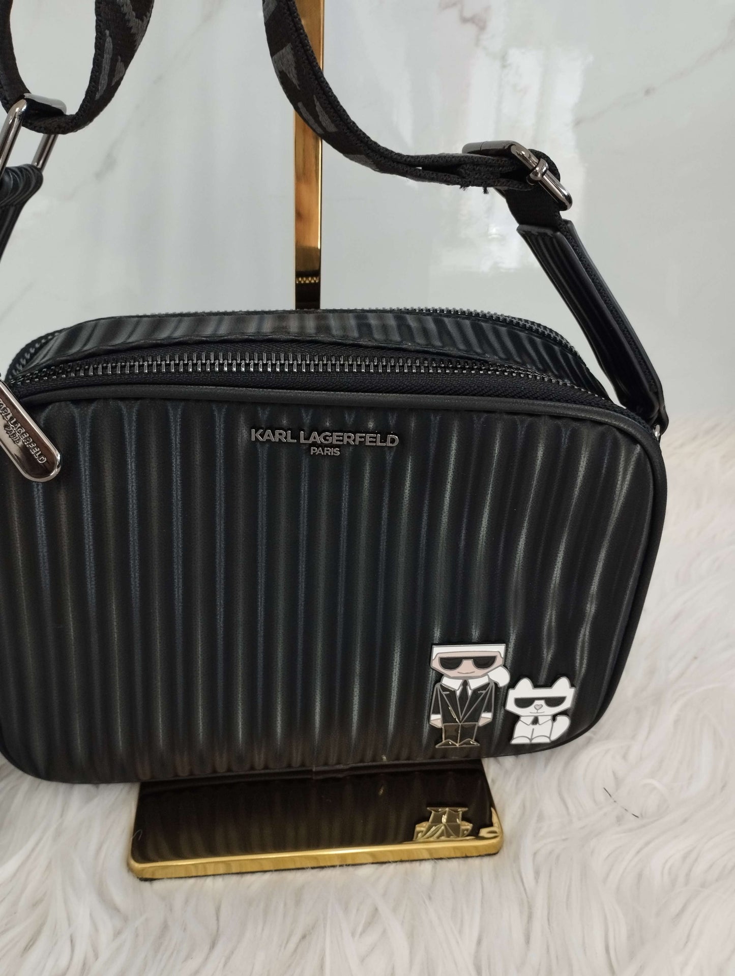 Bolsa color negro doble cierre marca Karl Lagerfeld Crossbody