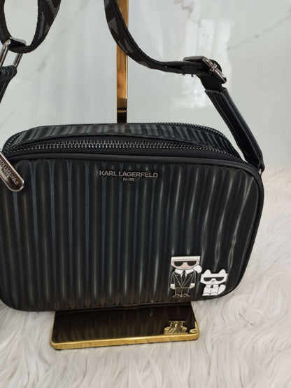 Bolsa color negro doble cierre marca Karl Lagerfeld Crossbody