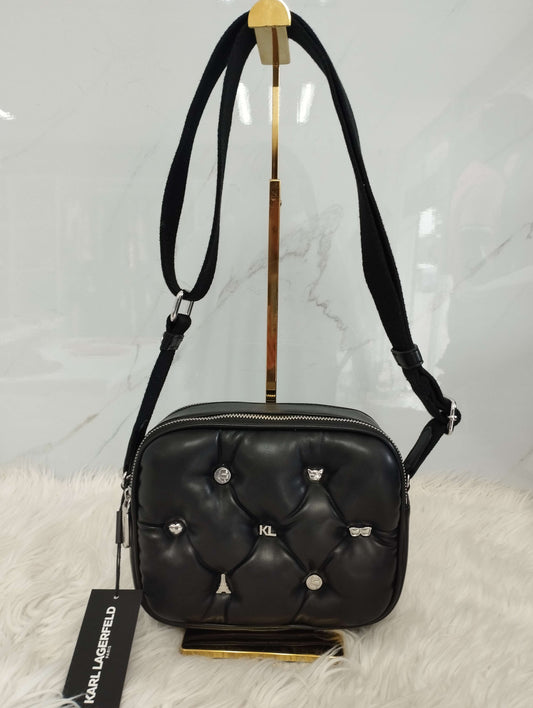 Bolsa crossbody color negros con figuras marca Karl Lagerfeld