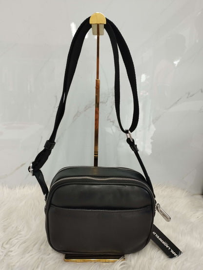 Bolsa crossbody color negros con figuras marca Karl Lagerfeld