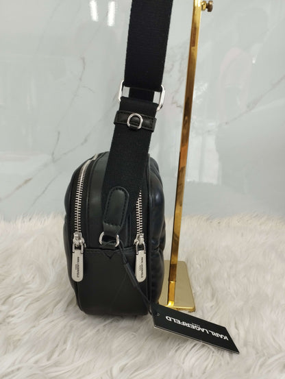 Bolsa crossbody color negros con figuras marca Karl Lagerfeld