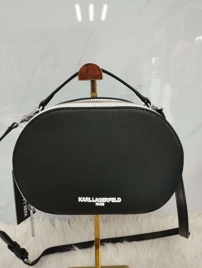 Bolsa tipo crossbody ovalada marca Karl Lagerfeld