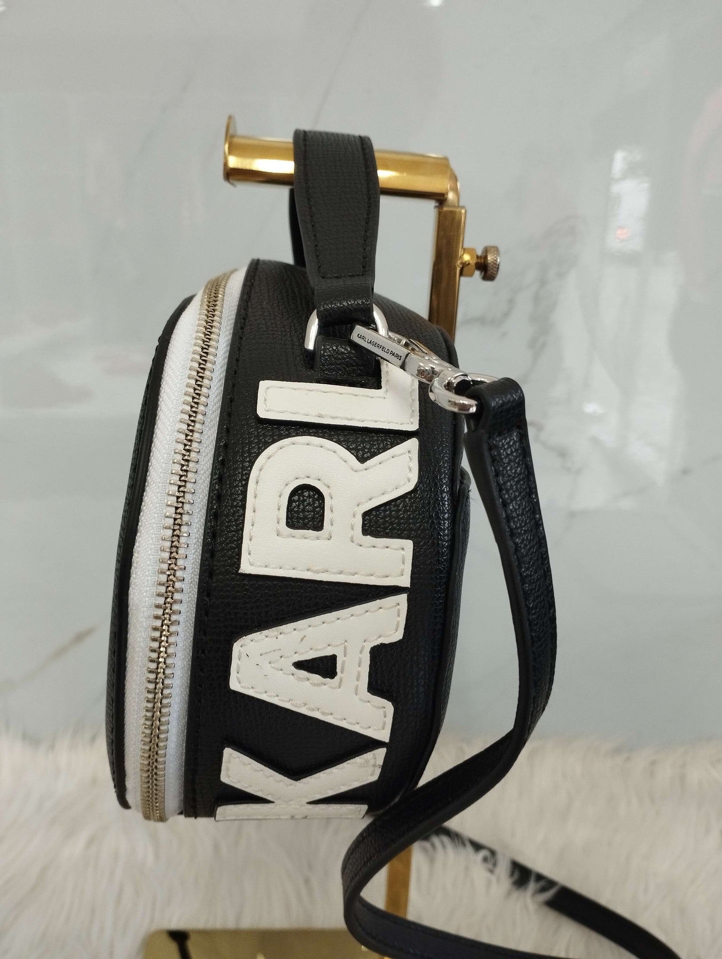 Bolsa tipo crossbody ovalada marca Karl Lagerfeld