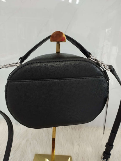 Bolsa tipo crossbody ovalada marca Karl Lagerfeld