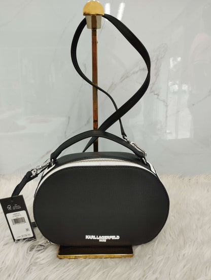 Bolsa tipo crossbody ovalada marca Karl Lagerfeld