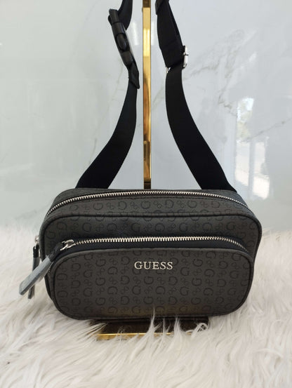 Cangurera color negro grabada marca Guess