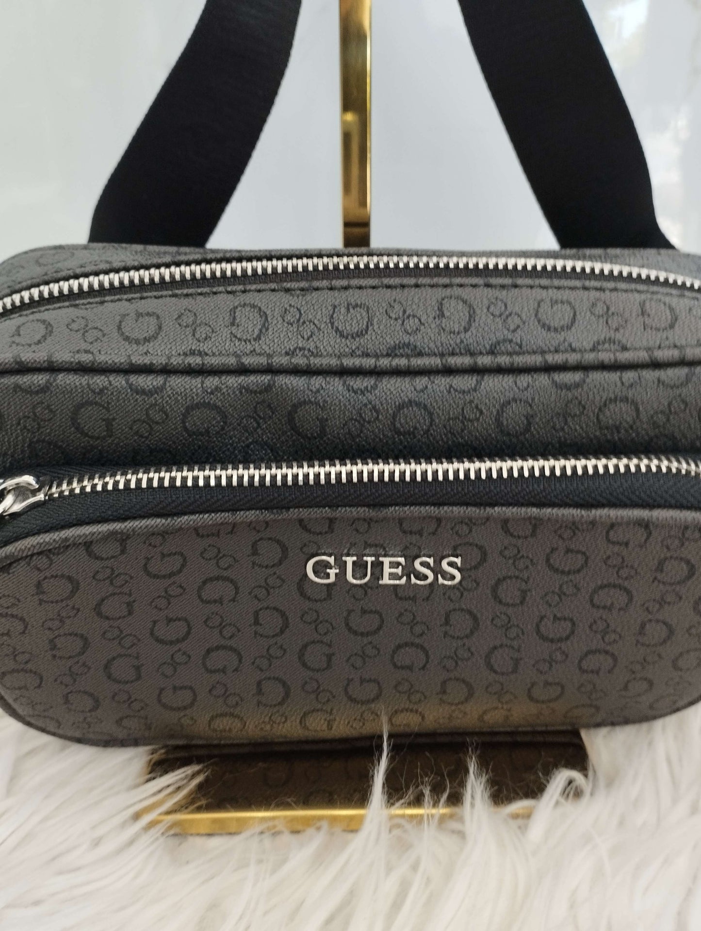 Cangurera color negro grabada marca Guess